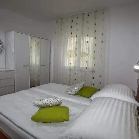 Plazibat Apartament *